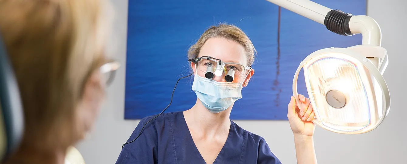 Zahnärztin bei der Behandlung einer Patientin